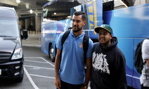 Miguel Ángel Moyá se hace una foto con uno de los aficionados que acudieron a la llegada del equipo en el aeropuerto de San Francisco