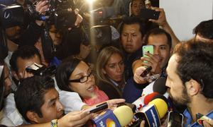 Juanfran Torres atiende a los medios de comunicación que recibieron al equipo a su llegada al aeropuerto de México DF