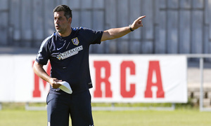 Temporada 14-15. Óscar Mena da instrucciones en el entrenamiento Atlético de Madrid B en Majadahonda. 