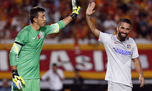 Pretemporada 2014-15. Galatasaray-Atlético de Madrid. El portero Muslera felicitando a Arda Turán.