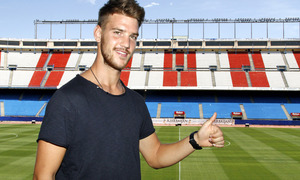 Konstantinos Rougalas, nuevo jugador del Atlético de Madrid B, posa con el Vicente Calderón de fondo