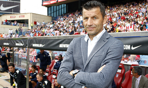 Liga 2012-13. Djukic, técnico del Valladolid, en el banquillo del Vicente Calderón