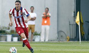 Pretemporada 2014-15. Cádiz - Atlético de Madrid. Trofeo Ramón de Carranza. Cristian Rodríguez conduciendo el balón