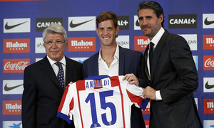 temporada 13/14. Presentación Cristian Ansaldi en el estadio Vicente Calderón. 