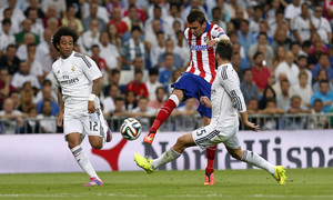 Partido de ida de la Supercopa de España en el Santiago Bernabeu. Real Madrid - Atlético de Madrid. Mandzukic disparando a portería.