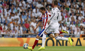 Temporada 14-15. Supercopa de España. Saúl disparando ante Sergio Ramos.