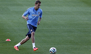 temporada 14/15 . Entrenamiento en el estadio Vicente Calderón. Mandzukic con el balón