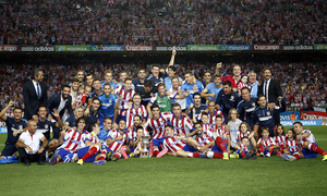 temporada 14/15 . Partido Atlético de Madrid Real Madrid. Supercopa de España. Equipo posando con la copa
