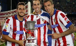 temporada 14/15 . Partido Atlético de Madrid Real Madrid. Supercopa de España. Mandzukic Godín y Koke con la copa