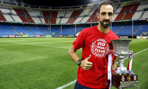 Juanfran posa con la Supercopa y la camiseta conmemorativa de los Supercampeones