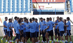 temporada 14/15 . Entrenamiento en el estadio Vicente Calderón. Jugadores felicitando a Raúl García 
