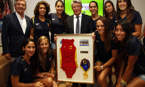 Temporada 14-15. Jornada 2 de Liga. Atlético de Madrid-Eibar. Enrique Cerezo recibe a Fernando Carpena y las guerreras de Miki Oca.