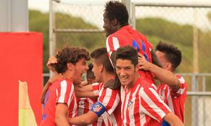 Celebración del Atlético de Madrid Juvenil DH tras marcar Teo el definitivo gol de la victoria, el 2-1, ante el Diocesano