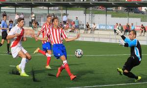 Nacho Buil remata a puerta en el partido disputado ante el Colmenar