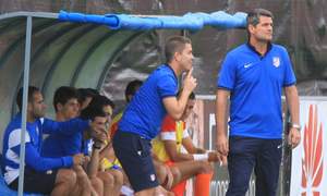 Roberto Fresnedoso, entrenador del Atlético de Madrid C, durante el partido contra el Colmenar