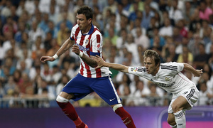 Temporada 14-15. Jornada 3. Real Madrid-Atlético de Madrid. Mandzukic sobrepasando a Modric.