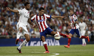 Temporada 14-15. Jornada 3. Real Madrid-Atlético de Madrid. Raúl Jiménez empalma una volea desde la frontal.