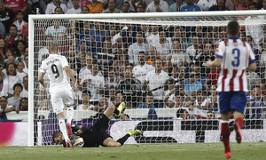 Temporada 14-15. Jornada 3. Real Madrid-Atlético de Madrid. Moyá para un balón raso de Benzemá.