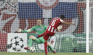 Temporada 14-15. Uefa Champions League. Fase de grupos. Olympiacos-Atlético de Madrid. Oblak intenta detener el disparo de Afellay.