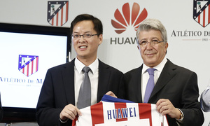 temporada 14/15 . Acuerdo con Huawei. Cerezo entregando una camiseta al presidente de Huawei