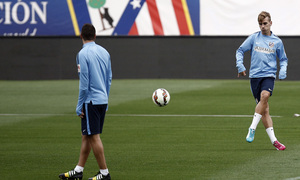 temporada 14/15 . Entrenamiento en el estadio Vicente Calderón. Griezmann golpeando un balón con el tacón