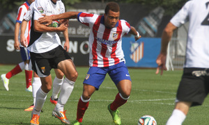 Pier controla el esférico en el centro del campo y se marcha de la marca de un jugador del Tudelano