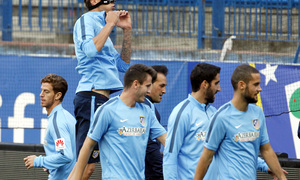 Mandzukic salta con su máscara protectora