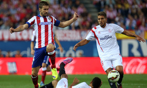 Temporada 14-15. Gabi lucha por recuperar un balón. Foto: Ángel Gutiérrez.