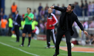 Temporada 14-15. Jornada 6. Atlético de Madrid-Sevilla. Simeone dando instrucciones en la banda.