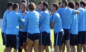 Temporada 14/15. Entrenamiento 30/09. Los jugadores felicitan a Miranda. Foto: Ángel Gutiérrez