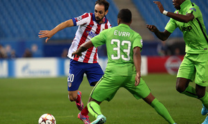 Temporada 14-15. Atlético-Juventus. Juanfran regatea a Evra.