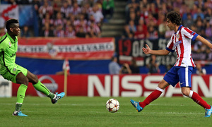 Temporada 14-15. Atlético-Juventus. Tiago intenta un pase ante Pogba.