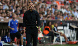 Temporada 14-15. Jornada 7. Valencia-Atlético de Madrid. Simeone dando órdenes a los suyos.
