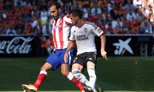 Temporada 14-15. Jornada 7. Valencia-Atlético de Madrid. Gámez controla ante Piatti.