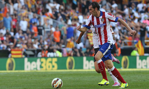 Temporada 14-15. Jornada 7. Valencia-Atlético de Madrid. Godín cubre el balón con el cuerpo.