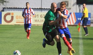 Iván Alejo lucha por la posesión del balón con Mikel Méndez, jugador del Sestao