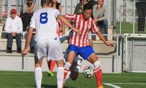 Xu Xin disputa un balón con los jugadores del Rayo Majadahonda