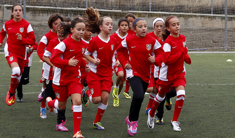 Temp. 2014-2015. Jugadoras del Alev&iacute;n B F&eacute;minas, haciendo carrera contin&uacute;a