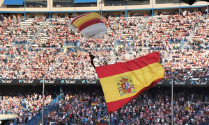 Salto de paracaidistas en el Vicente Calderón