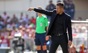 Temporada 14-15. Jornada 8. Atlético de Madrid-Espanyol. Simeone da órdenes a los suyos desde el banquillo.