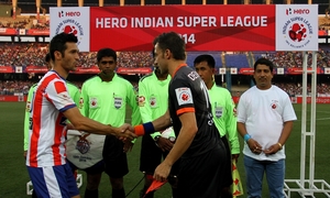 Del Piero y Luis García antes del Atlético de Kolkata Delhi Dynamo FC de la Superliga India 