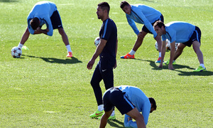 temporada 14/15. Entrenamiento en la ciudad deportiva de Majadahonda. Simeone observa el trabajo de sus jugadores durante el entrenamiento