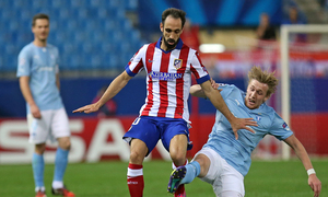 Temporada 14-15. Champions League. Atlético de Madrid-Malmö. Juanfran controla el balón evitando una entrada.
