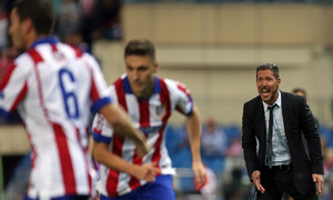 temporada 14/15. Partido Champions League entre el Atlético de Madrid y Malmo. Simeone en la banda dando órdenes durante el partido