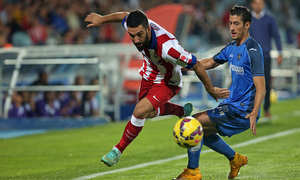 Temporada 14/15. Getafe - Atlético de Madrid. Arda esquiva la entrada de un rival.