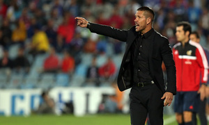 Temporada 14/15. Getafe - Atlético de Madrid. Diego Pablo Simeone da órdenes a sus jugadores desde la zona técnica.