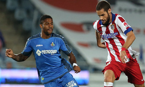 Temporada 14/15. Getafe - Atlético de Madrid. Mario recorre el medio campo con el balón.