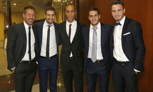 Simeone, premiado como mejor entrenador, posa junto a sus jugadores Gabi, Miranda, Koke y Saúl
