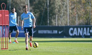 temporada 14/15. Entrenamiento en la ciudad deportiva de Majadahonda. Ansaldi tocando balón durante el entrenamiento
