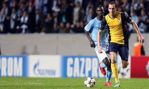 Temporada 14-15. Champions League. Malmö - Atlético de Madrid. Godín sale con el balón en los pies.